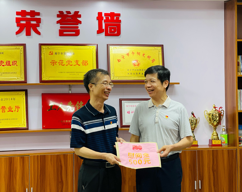 黄东海慰问牙庭科(绿城税务公司营业处 唐晓慧摄).jpg