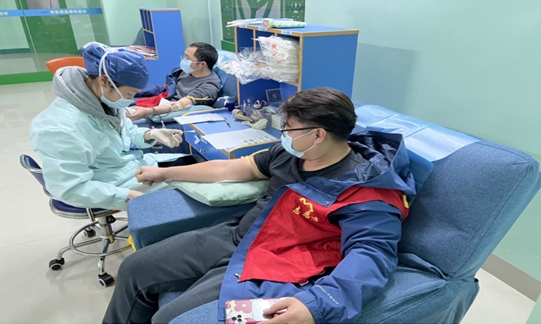 金水自愿者于琅东献血屋献血 抗疫情,献热血.JPG